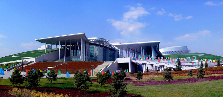 内蒙古博物院建筑实景，蓝天下流线造型的现代场馆与草坪