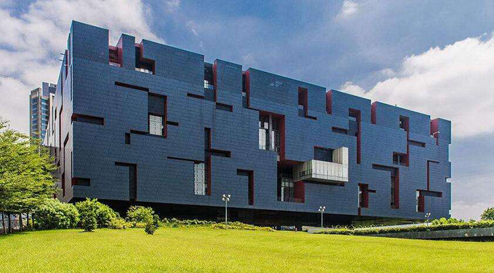 西藏博物馆建筑实景，蓝色立面块体造型的现代场馆外观