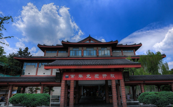 浙江省博物馆建筑实景，西湖畔传统飞檐楼阁式场馆