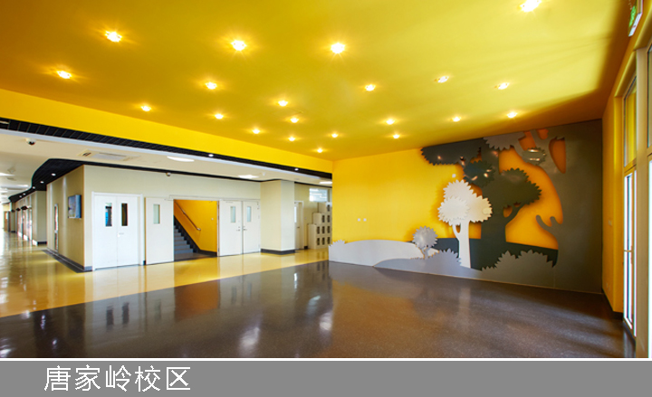 红英小学唐家岭校区黄色公共空间走廊,搭配长颈鹿墙绘,阳光岛室内文化建设