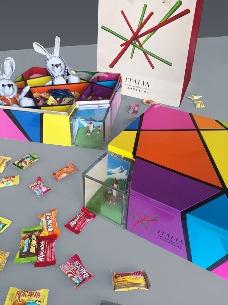 彩色几何造型文创礼盒与产品陈列，展现教育品牌文创设计，锦连环创意衍生品