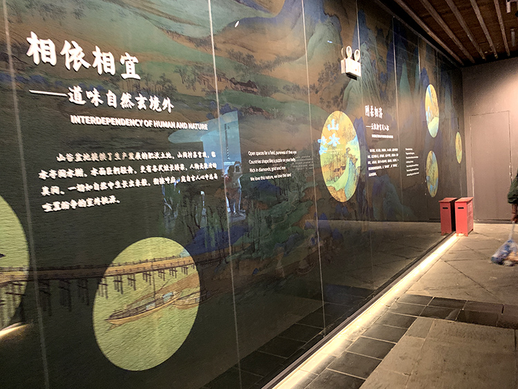 世园会展馆深色展墙,相像相宜道法自然主题图文,讲述植物与自然的生存智慧