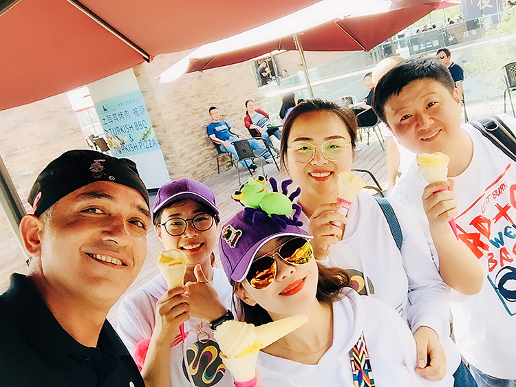 锦连环团队成员佩戴趣味面具自拍合影,旅途欢乐,青春活力满满