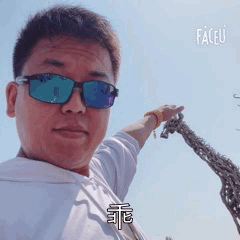 锦连环团队成员手持自拍杆做戏剧表情自拍,旅途轻松欢乐