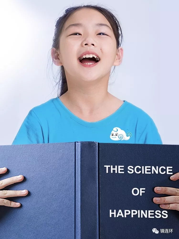 一名幼儿手捧幸福科学主题书本开心歌唱，呼应啵啵云幸福教育理念