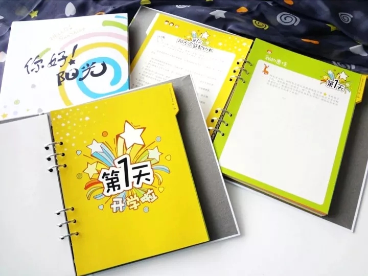 你好阳光入学引导手册与第1天主题黄色笔记本的展示