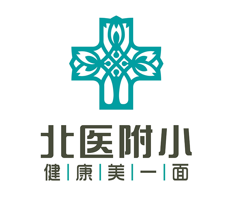 北医附小校徽设计，绿色十字形花朵图案搭配健康美一面字样，锦连环教育品牌VI系统作品