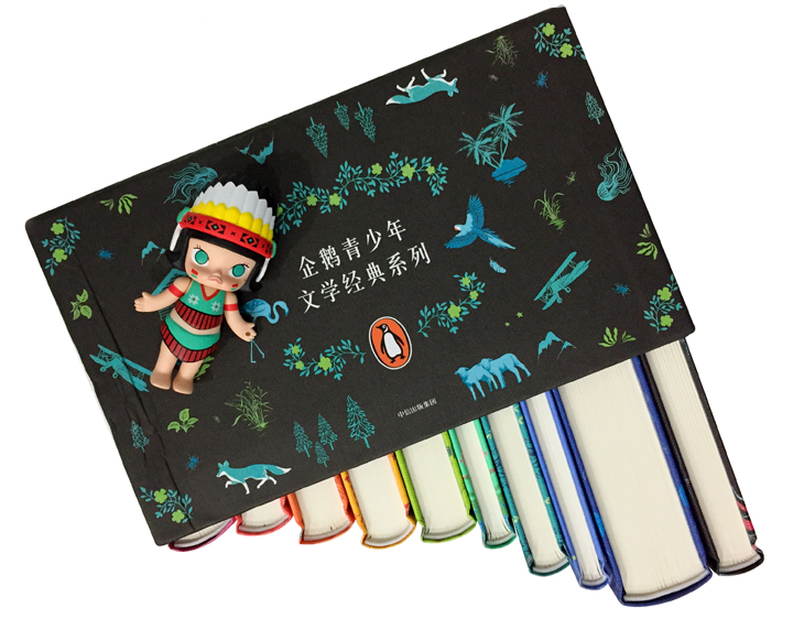 锦连环文创奖品深色封面书籍与彩色书脊及卡通公仔设计展示