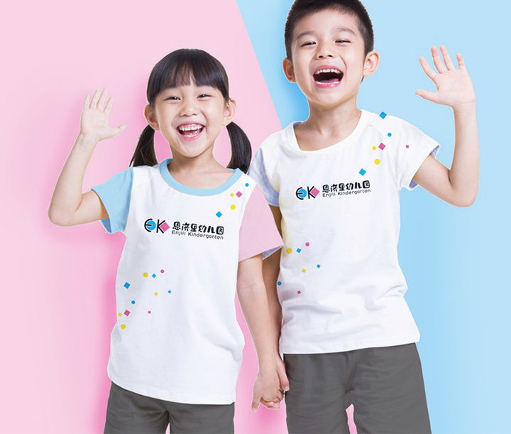 两名恩济里幼儿园小朋友身着印有EK标志的白色校服微笑挥手
