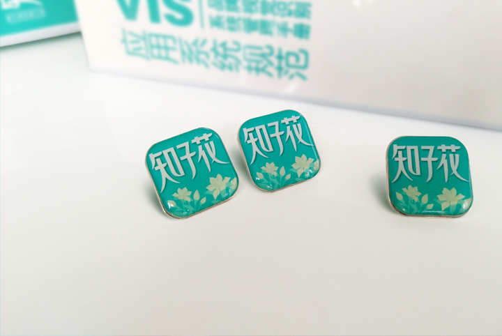知子花绿色方形纪念徽章多枚展示，家庭教育品牌VI应用系统规范，锦连环设计