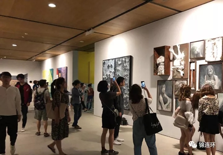 中央美院校史展览现场，校友参观历史照片墙，百年校庆校史回顾展