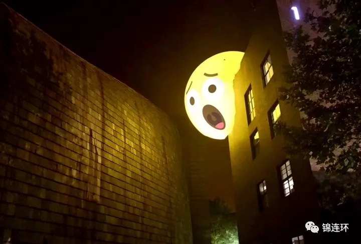 中央美院夜晚墙面黄色表情灯光投影装置，百年校庆校园夜景氛围营造