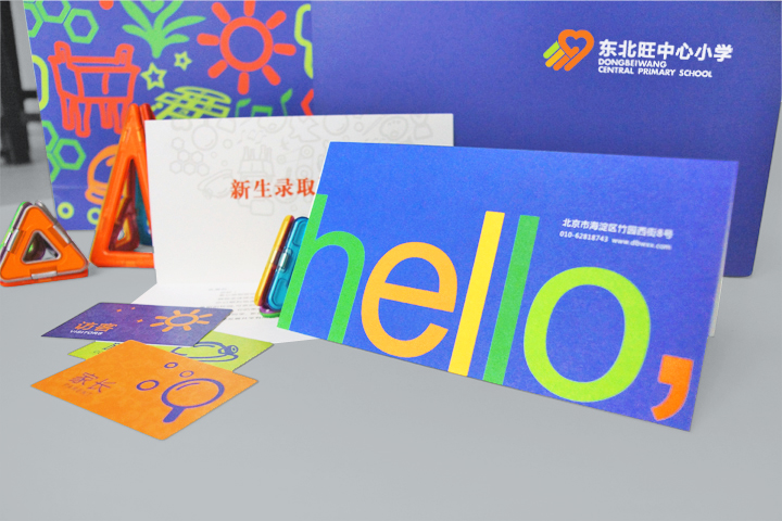 东北旺中心小学hello主题录取卡片与文创铺陈，缤纷涂鸦风格彰显校园品牌活力