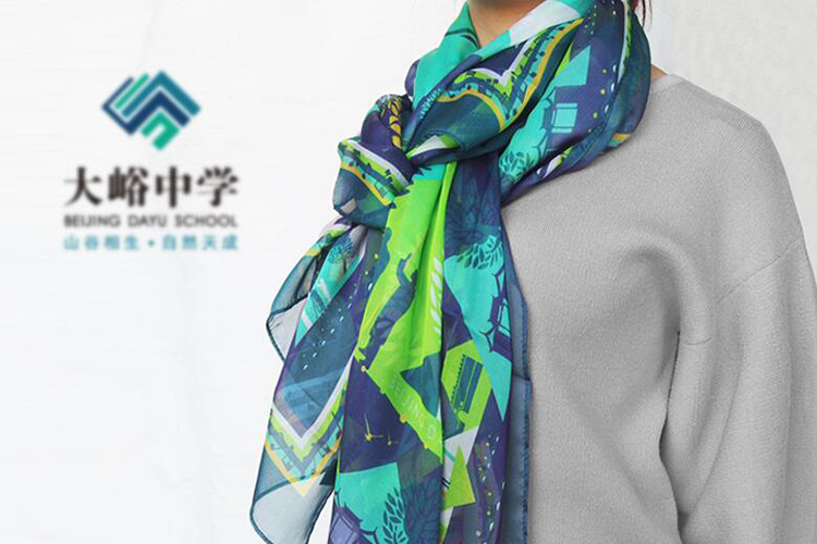 北京大峪中学绿色山形几何图案文化丝巾，搭配山谷相生自然天成校徽，体现学校文化建设
