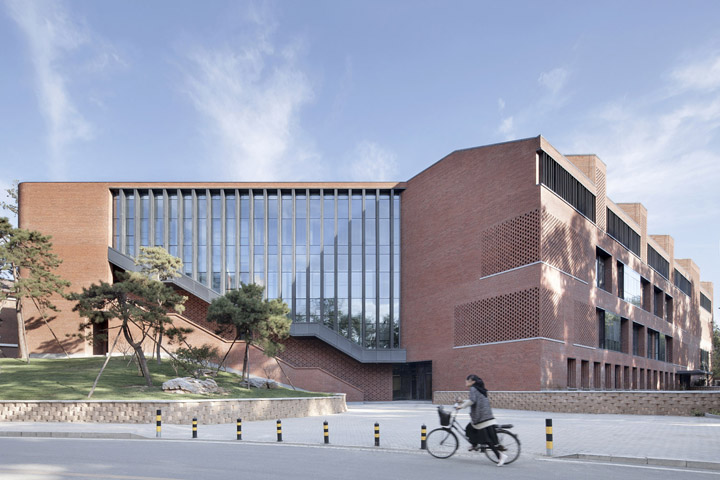 清华大学南区食堂及就业指导中心红砖建筑外景，砖砌立面延续校园百年文脉，体现学校文化建设的朴素自然风格