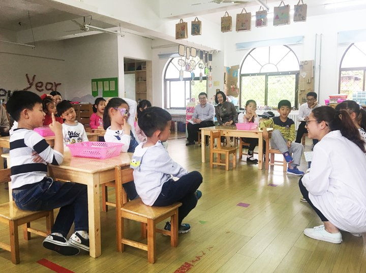 中科大幼儿园教室内孩子围坐小桌教师家长在旁，校园文化建设实地调研场景