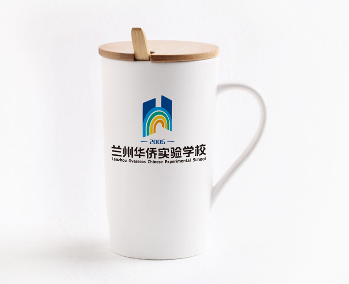 印有兰州华侨实验学校校徽的白色马克杯，锦连环教育品牌VI系统衍生品设计