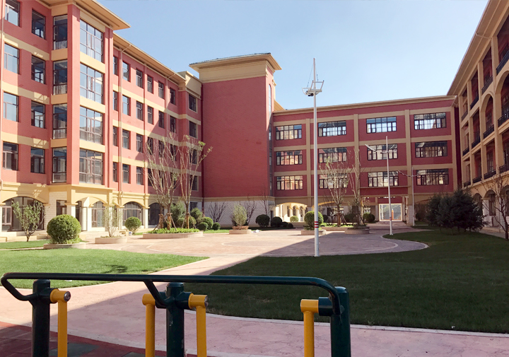 兰州华侨实验学校教学楼与操场校园环境实景，锦连环教育品牌塑造案例展示