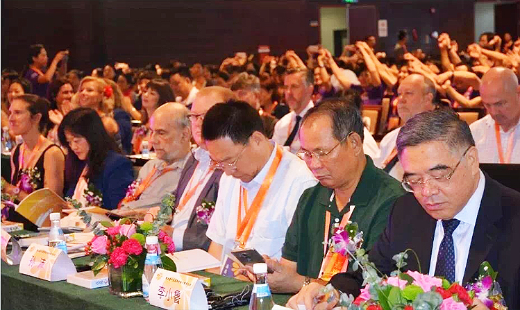 积极心理学大会嘉宾席就座的中外专家，正专注聆听会议发言