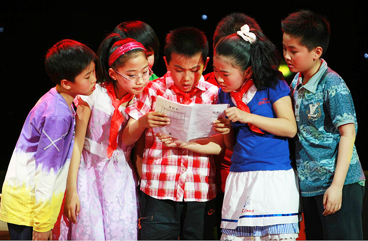 兴隆小学学生身着彩色戏服围读剧本排练戏剧的真实场景，锦连环助力戏润文化建设