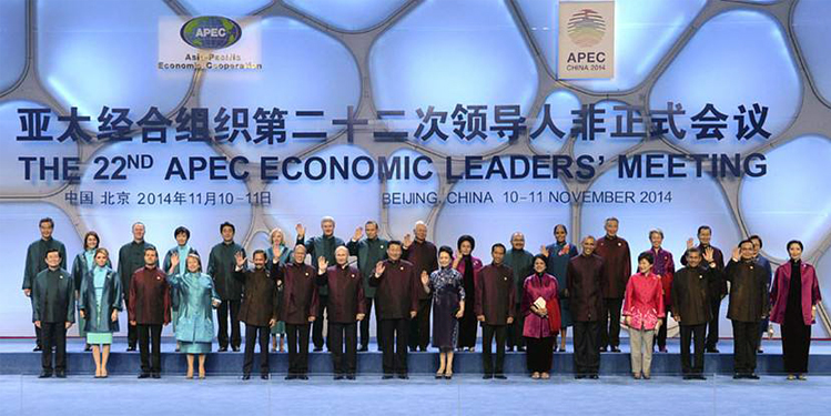 APEC经济领导人非正式会议领导人合影，作为大型峰会品牌效应案例配图