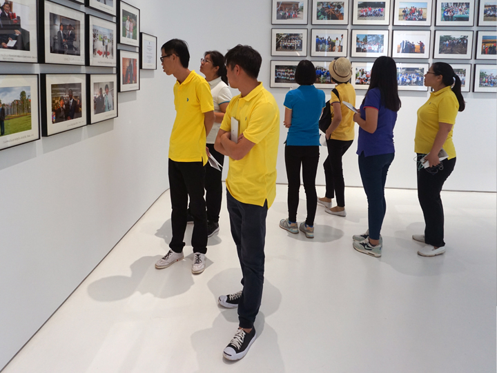 锦连环成员在摄影艺术馆展厅内驻足欣赏摄影作品,品味艺术之美