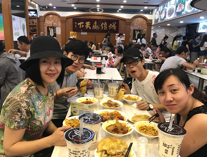 锦连环成员在兰州品尝当地特色美食，实地感受兰州地域文化氛围