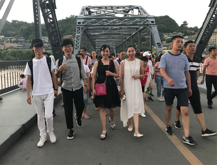 锦连环团队步行走过兰州黄河中山铁桥，采集当地历史人文素材