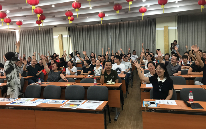 兰州华侨实验学校全体教师在报告厅聆听锦连环学校品牌讲座