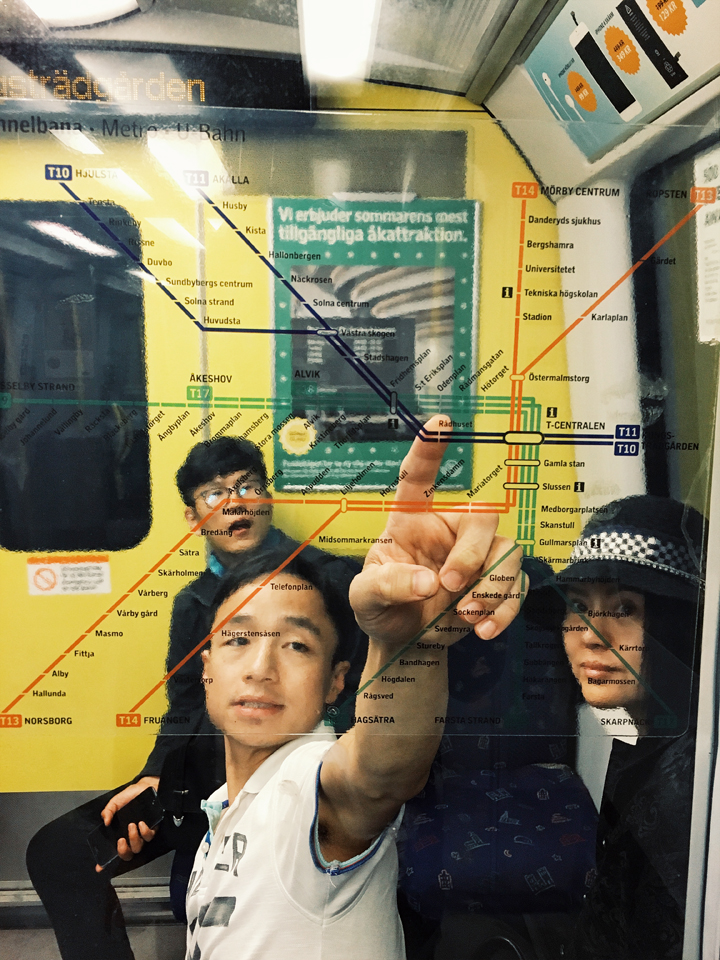 锦连环成员在斯德哥尔摩地铁车厢内合影,体验北欧地铁艺术之旅