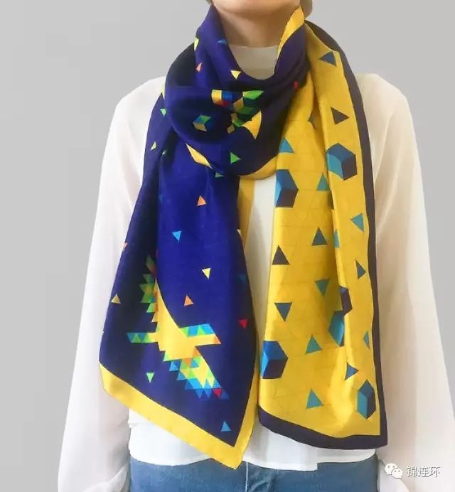 佩戴石油附小彩色能量图案蓝黄丝巾的女士,品牌丝巾VI物料展示