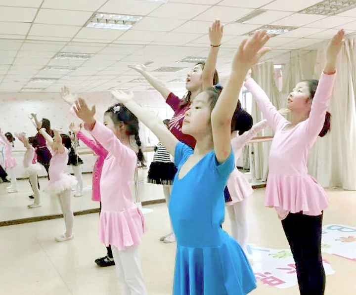 北京石油附小学生身着舞蹈服在练功房练习形体舞蹈，校园特色艺术课程