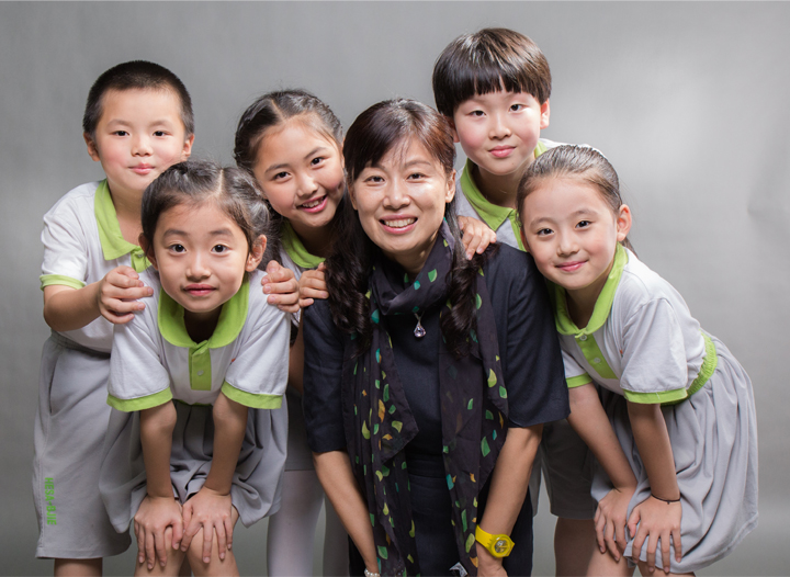 佩戴品牌丝巾的田村中心小学师生开心合影，展现校园文化建设的活力面貌