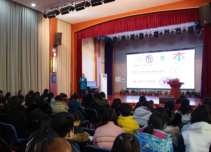 桃洼学校礼堂内师生参加锦连环品牌培训会，聆听学校文化建设与品牌战略宣讲
