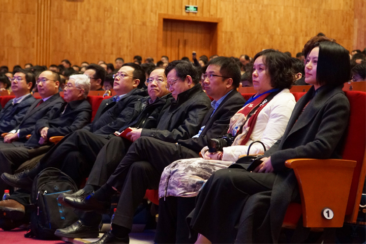 北京大学百年讲堂内来自全国各地的校长与骨干教师就座聆听教育创新研讨会报告