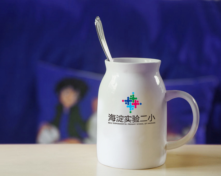 海淀实验二小品牌马克杯应用设计，杯身印学校标志体现锦连环教育品牌VI系统