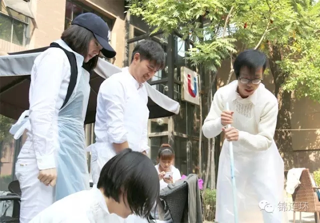 锦连环团队成员身着防护服协作制作扎染，文化之旅团队手工体验活动场景