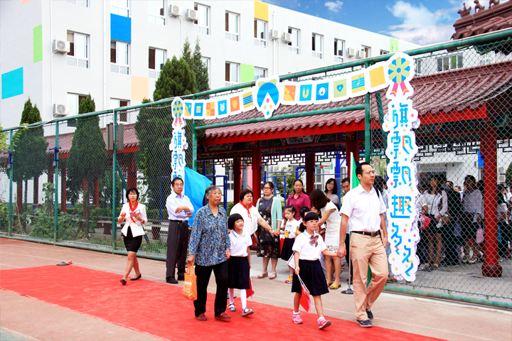 西二旗小学开学典礼师生家长沿红毯入场,校园悬挂旗趣文化装饰,锦连环校园环境建设氛围营造