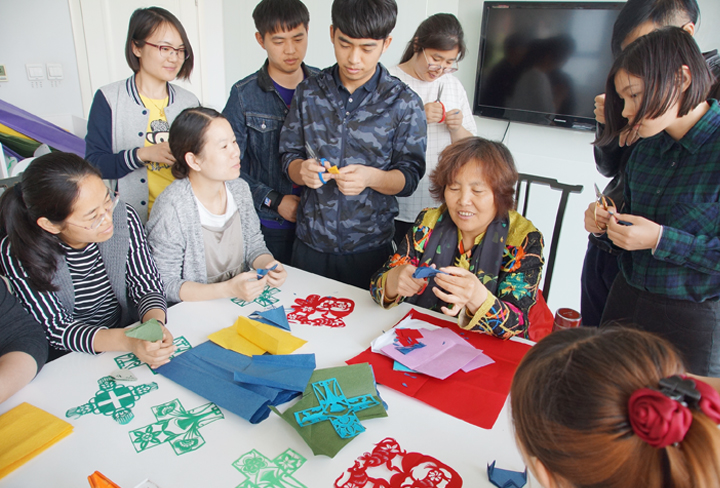 北医附小师生围桌体验剪纸特色课程活动