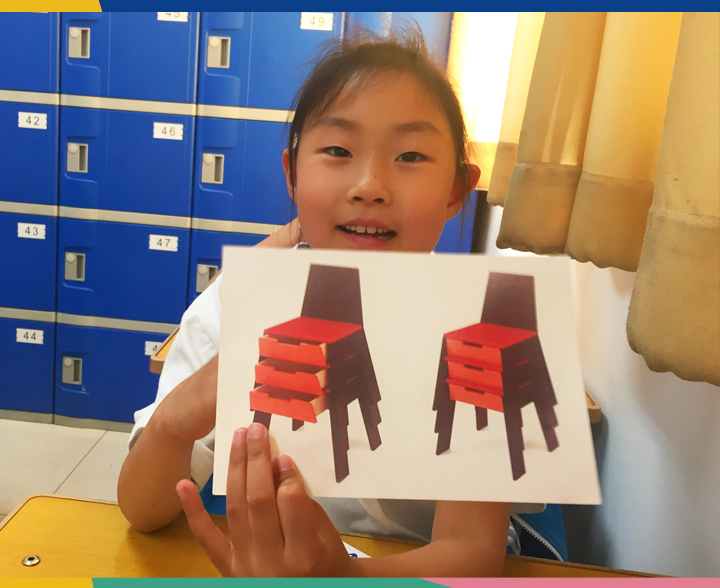 史家小学女学生举起手绘红色椅子设计稿，展示创意作品，锦连环设计课堂现场
