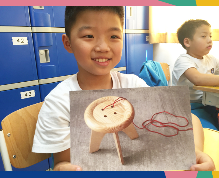 史家小学女学生展示手绘圆形蘑菇造型椅子设计稿，锦连环设计课堂创意作品展示