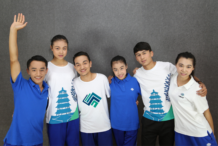 大峪中学学生身着文化图形校服举手微笑群像，校园文化建设成果展示，锦连环设计