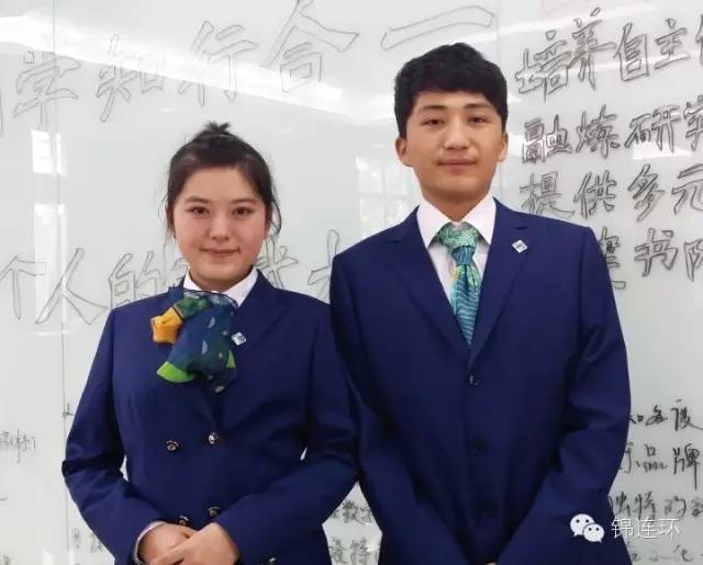 大峪中学定制校服展示，男女学生身着蓝色西装校服，锦连环校园文化建设设计