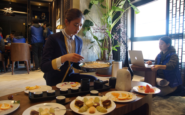 锦连环员工在餐厅围桌聚餐，共享年会美食