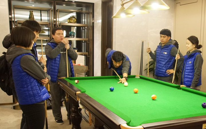 锦连环员工在年会休闲区打台球放松