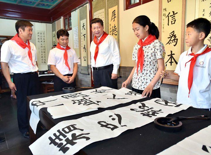 北京市海淀区民族小学少先队员书法活动，体现民族文化的校园文化建设