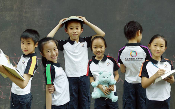 海淀区民族小学夏季校服设计展示，学生合影体现活泼成长之美