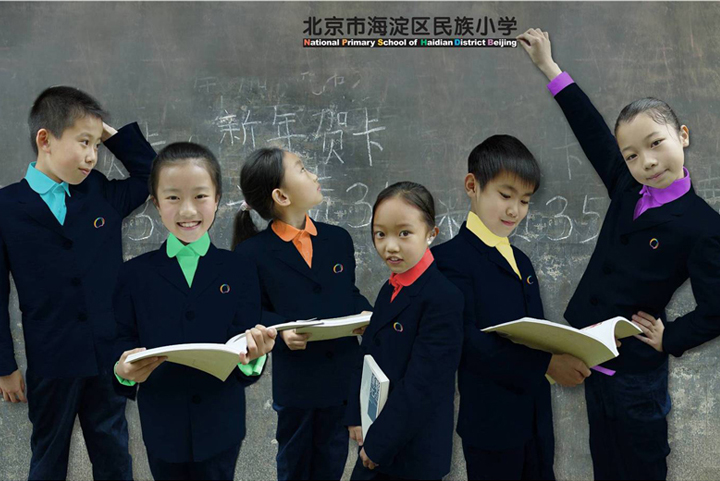 民族小学冬季校服设计展示，学生着装体现校园品牌形象