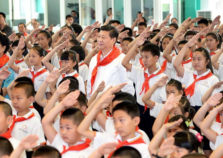 北京市海淀区民族小学学生集会敬礼场面，展现校园精神风貌