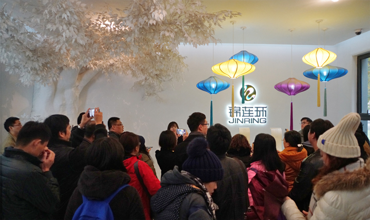 锦连环品牌设计讲座现场，学员认真聆听分享